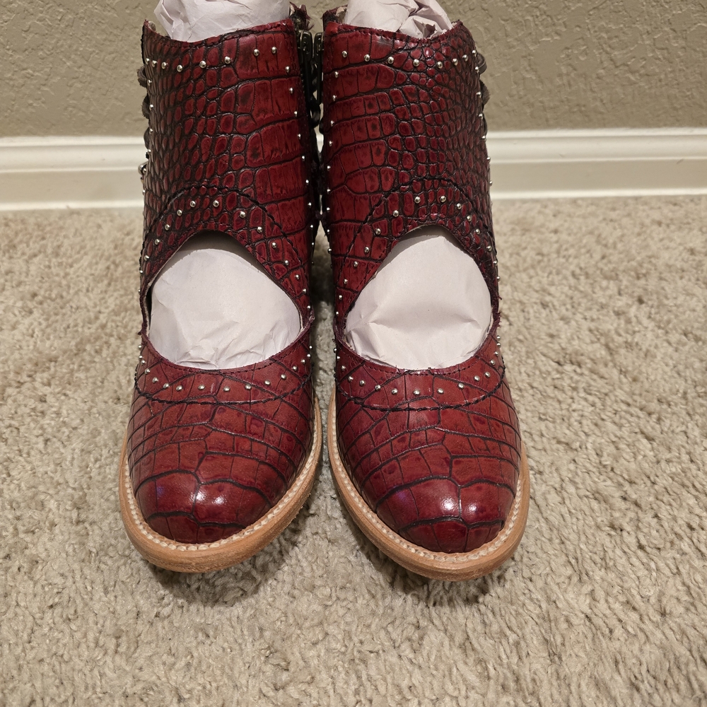 Elegant Red Croc-Embossed Women's Shoes